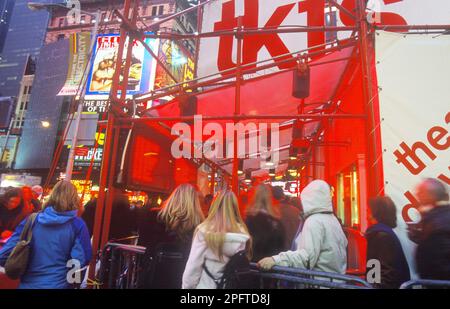 Guichet TKTS sur Broadway Times Square pour le théâtre à New York, Duffy Square. Les gens achetant des billets de théâtre à prix réduit à New York. ÉTATS-UNIS Banque D'Images