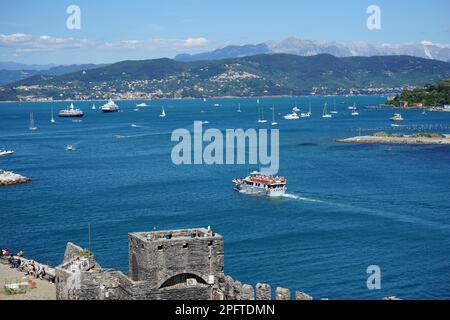 Vue de l'église San Pietro, Fortification, Porto Venere, Ligurie, province de la Spezia, Riviera italienne, Portovenere, Golfo della Spezia, Italie Banque D'Images