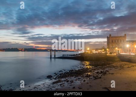 Vue sur le coucher de soleil sur le Tage entre Lisbonne et Almada au Portugal. Banque D'Images