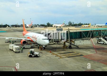 Phuket, Thaïlande - 19 janvier 2023 : avion à la porte d'embarquement du pont à jet de l'aéroport international de Hong Kong. Le code de l'aéroport est HKT. Banque D'Images