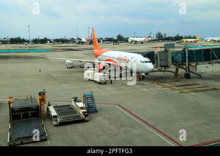 Phuket, Thaïlande - 19 janvier 2023 : avion à la porte d'embarquement du pont à jet de l'aéroport international de Hong Kong. Le code de l'aéroport est HKT. Banque D'Images