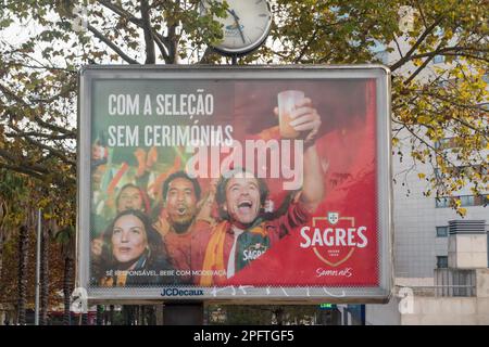 Lisbonne, Portugal - 6 décembre 2022: Publicité de la brasserie portugaise Sagres. Banque D'Images