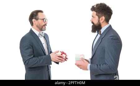 Cadeaux classiques pour homme. Les gens d'affaires célèbrent les vacances. Concept de fête d'entreprise. Cadeau de taille basse barbu acheté. Achats de vacances. Achetez des cadeaux Banque D'Images