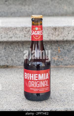 Lisbonne, Portugal - 6 décembre 2022 : bouteille de bière d'origine de la Bohême. Banque D'Images