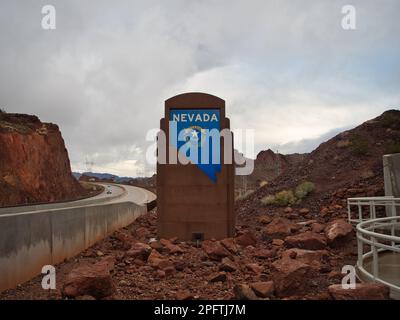 Panneau de bienvenue Blue Nevada sur l'US Highway 93 au barrage Hoover lors d'une journée pluvieuse sombre et nuageux. Site national Banque D'Images