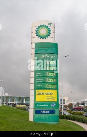 Lisbonne, Portugal - 6 décembre 2022 : panneau d'affichage du prix du gaz BP. Banque D'Images