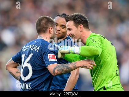 Allemagne. 18th mars 2023. Dernière jubilation BO, de gauche à droite Konstantinos STAFYLIDIS (BO), CLIENT (BO), goalwart Manuel RIEMANN (BO), football 1st Bundesliga, 25th match day, VfL Bochum (BO) - RB Leipzig (L) 1:0, Am 18 mars 2023 à Bochum/Allemagne. #La réglementation DFL interdit toute utilisation de photographies comme séquences d'images et/ou quasi-vidéo # crédit: dpa Picture Alliance/Alamy Live News Banque D'Images