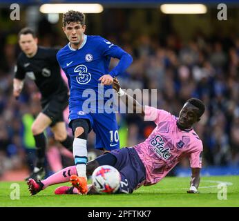 Londres, Royaume-Uni. 18th mars 2023. 18 mars 2023 - Chelsea / Everton - Premier League - Stamford Bridge Christian Pulisic de Chelsea est attaqué par Idrissa Gana Gueye lors du match de la première League à Stamford Bridge, Londres. Crédit photo : Mark pain/Alamy Live News Banque D'Images