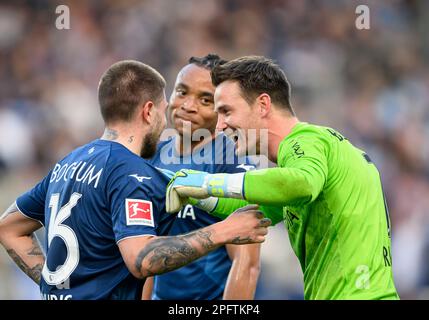 Allemagne. 18th mars 2023. Dernière jubilation BO, de gauche à droite Konstantinos STAFYLIDIS (BO), CLIENT (BO), goalwart Manuel RIEMANN (BO), football 1st Bundesliga, 25th match day, VfL Bochum (BO) - RB Leipzig (L) 1:0, Am 18 mars 2023 à Bochum/Allemagne. #La réglementation DFL interdit toute utilisation de photographies comme séquences d'images et/ou quasi-vidéo # crédit: dpa Picture Alliance/Alamy Live News Banque D'Images