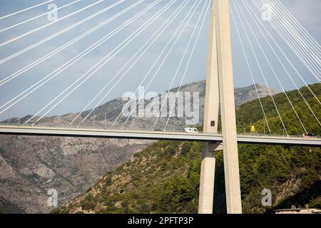 Dubrovnik, Croatie. 29th août 2022. Vue sur le pont Franjo Tuí°man sur la section croate de l'autoroute Adriatique D8. Le pont est situé au-dessus de la Rijeka Dubrovaà¨, sur la côte de la mer Adriatique, au nord de Dubrovnik, en Croatie. Le pont routier suspendu de Dubrovnik a une longueur de 512 m et est maintenu par 38 cordes en acier. Le nom du pont fait référence à Franjo Tuíoman - l'ancien président de la Croatie. (Credit image: © Karol Serewis/SOPA Images via ZUMA Press Wire) USAGE ÉDITORIAL SEULEMENT! Non destiné À un usage commercial ! Banque D'Images