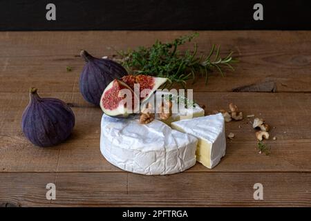 Camembert au fromage avec noix, figues au miel Banque D'Images