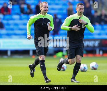 Arbitre Gavin Ward lors de l'échauffement avant le match du championnat Sky Bet Reading vs Hull City au Select car Leasing Stadium, Reading, Royaume-Uni, 18th mars 2023 (photo de Gareth Evans/News Images) Banque D'Images