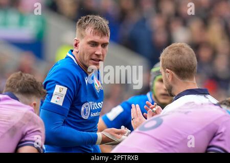 Federico Ruzza #5 d'Italie parle avec l'arbitre Angus Gardner (RA) lors du match Guinness 6 Nations 2023 Ecosse contre Italie au stade Murrayfield, Édimbourg, Royaume-Uni, 18th mars 2023 (photo de Steve Flynn/News Images) Banque D'Images