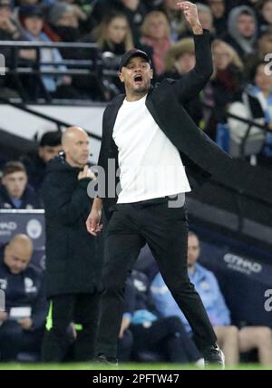 Etihad Stadium, Manchester, Royaume-Uni. 18th mars 2023. FA Cup football, quart de finale, Manchester City versus Burnley ; Vincent Kompany, le Manager de Burnley, réagit à un jeu Credit: Action plus Sports/Alamy Live News Banque D'Images