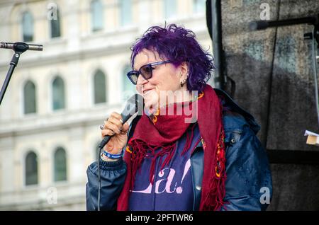 Londres, Royaume-Uni. 18th mars 2023. Plus d'une vingtaine d'organisations et d'organismes de bienfaisance dans le domaine du VIH se sont associés pour organiser une marche, vigile et rassemblement afin de lutter contre la stigmatisation. Flick Thorley était infirmière principale au centre de lutte contre le sida du phare de Londres, avant d'identifier le problème de la méthamphétamine en cristal à Londres à la fin des années 1990. Flick Thorley, 57 ans, a travaillé comme infirmière spécialiste du VIH au University College Hospital, au phare de Londres – le centre et l'hospice visité par la princesse Diana – et, plus tard, à l'hôpital de Chelsea et Westminster. Credit: JOHNNY ARMSTEAD/Alamy Live News Banque D'Images