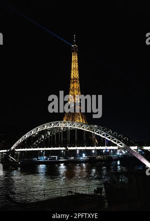 La passerelle Debilly et la Tour Eiffel la nuit Banque D'Images