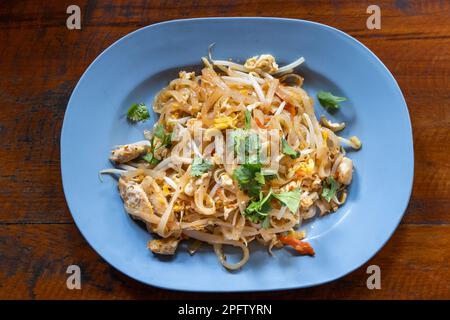 Vue en hauteur de l'authentique et simple sans chichis Pad Thai, populaire cuisine de rue de Thaïlande composé de nouilles de riz frites avec ajout de crevettes, de porc ou Banque D'Images