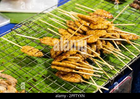 Moo Ping ou Pork satay, est populaire de la cuisine de rue en Thaïlande. Banque D'Images