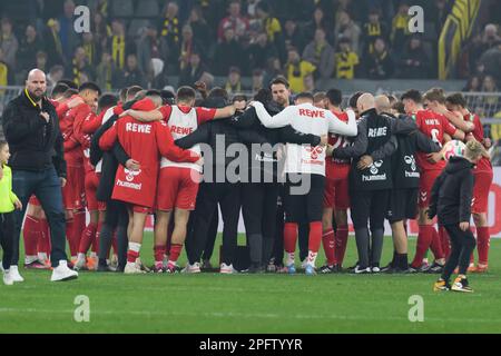 Allemagne. 18th mars 2023. L'équipe de Cologne forme un cercle après le match et discute de la défaite, football 1st Bundesliga, 25th jour de match, Borussia Dortmund (DO) - 1st FC Cologne (K) 6:1, le 03/18/2023 à Dortmund/Allemagne. Credit: dpa Picture Alliance/Alay Live News Banque D'Images