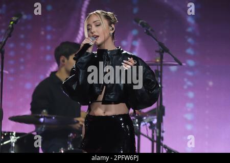 Madrid, Espagne. 18th mars 2023. La chanteuse Ana Mena se produit lors du festival Cadena 100 au Wizcenter de Madrid. Crédit : SOPA Images Limited/Alamy Live News Banque D'Images