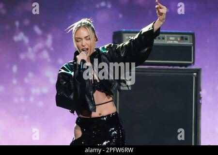 Madrid, Espagne. 18th mars 2023. La chanteuse Ana Mena se produit lors du festival Cadena 100 au Wizcenter de Madrid. Crédit : SOPA Images Limited/Alamy Live News Banque D'Images