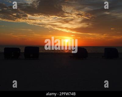 Blue Cabanas sur la plage au coucher du soleil Banque D'Images