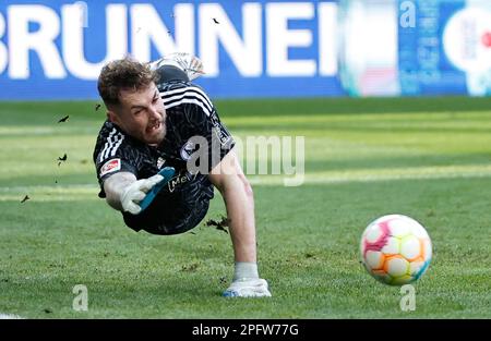 Augsbourg, Allemagne. 18th mars 2023. Ralf Faehrmann, gardien de but de Schalke pour l'année 04, sauve le ballon lors du match de football allemand de la première division Bundesliga entre le FC Augsburg et le FC Schalke à Augsbourg, en Allemagne, en 18 mars 2023. Credit: Philippe Ruiz/Xinhua/Alay Live News Banque D'Images