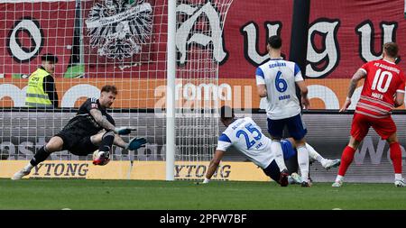 Augsbourg, Allemagne. 18th mars 2023. Le gardien de but Ralf Fahrmann (1st L) de Schalke ne parvient pas à sauver le tir d'Arne Maier (1st R) d'Augsbourg lors du match de football allemand Bundesliga entre le FC Augsbourg et le FC Schalke 04 à Augsbourg, Allemagne, 18 mars 2023. Credit: Philippe Ruiz/Xinhua/Alay Live News Banque D'Images