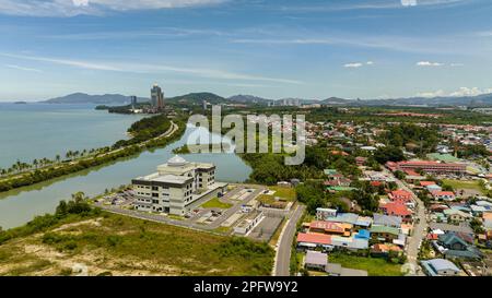 Vue de dessus de la mosquée flottante Bandaraya Kota et panorama de la ville. Kinabalu. Sabah, Bornéo. Malaisie. Banque D'Images