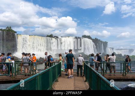 Foz do Iguaçu, Brésil - 14 janvier 2023 : foule de touristes sur la promenade visitant les chutes d'Iguaçu, Foz do Iguaçu, Brésil. Banque D'Images