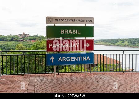 Puerto Iguazu, Argentine - 14 janvier 2023: Le panneau indiquant la direction du Brésil, du Paraguay et de l'Argentine à la frontière triple à Puerto Iguazú, Banque D'Images