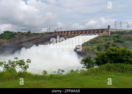 Déversoir du barrage d'Itaipu vu du centre d'accueil près de Foz do iguacu, brésil. Banque D'Images