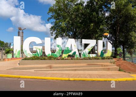 Puerto Iguazu, Argentine - 16 janvier 2023: Le panneau de terre d'Iguazu à la frontière triple à Puerto Iguazú, Argentine Banque D'Images