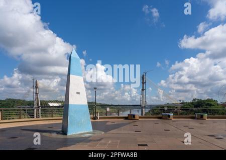 L'obélisque argentin à la frontière triple à Puerto Iguazú, en Argentine, une zone à trois frontières le long de la jonction de l'Argentine, du Brésil et du Paraguay. Banque D'Images