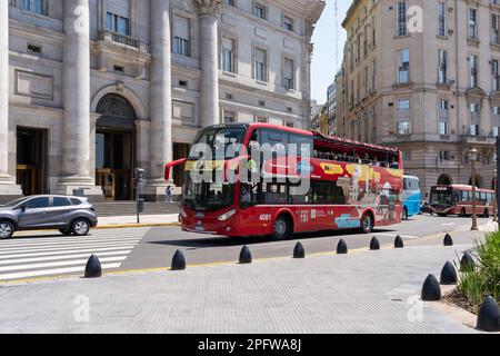Buenos Aires, Argentine - 17 janvier 2023 : visite touristique en bus à impériale dans le centre-ville de Buenos Aires, Argentine. Banque D'Images
