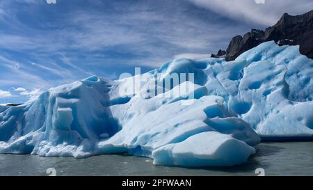 Un grand iceberg qui s'est brisé du glacier Gray dans le parc national Torres del Paine, Puerto Natales, Chili. Banque D'Images