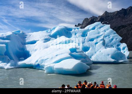 Un grand iceberg qui s'est brisé du glacier Gray dans le parc national Torres del Paine, Puerto Natales, Chili. Banque D'Images