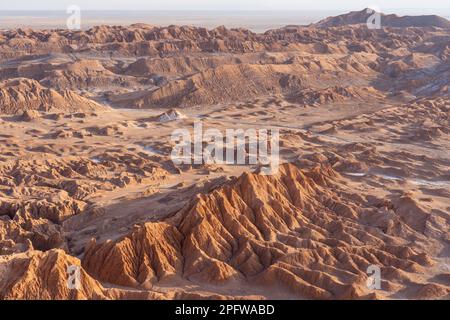 Vues sur la vallée de la Lune au crépuscule, San Pedro de Atacama, Antofagasta, Chili. Banque D'Images