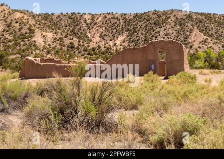 Les vestiges d'une chapelle d'adobe, Santa Rosa de Lima, fondée en 1734, une ville fantôme près d'Abiquiu, Nouveau-Mexique. Banque D'Images