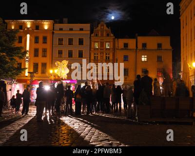 Nuit au marché de Świdnica, Pologne Banque D'Images