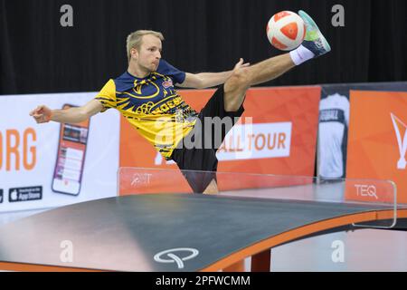 Madrid, Espagne. 18th mars 2023. Balazs Katz, de Hongrie, retourne le ballon lors du match de bronze masculin contre Martin Csereklye, de Hongrie, lors de la tournée européenne du Teqball à Madrid, en Espagne, sur 18 mars 2023. Credit: Meng Dingbo/Xinhua/Alay Live News Banque D'Images