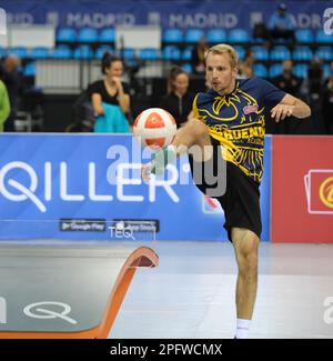 Madrid, Espagne. 18th mars 2023. Balazs Katz, de Hongrie, retourne le ballon lors du match de bronze masculin contre Martin Csereklye, de Hongrie, lors de la tournée européenne du Teqball à Madrid, en Espagne, sur 18 mars 2023. Credit: Meng Dingbo/Xinhua/Alay Live News Banque D'Images