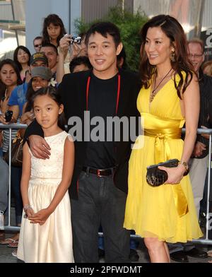 Avec Jet Li et Michelle Yeoh Jane fille - Maman - La tombe de l'Empereur Dragon Première au Gibson Amphitheatre Theatre de Los Angeles. Les trois quarts les yeux sourire - 01   YeohMichelle JetLi fille 01.jpg01   YeohMichelle JetLi fille 01 cas à Hollywood Life - Californie, Red Carpet Event, USA, Cinéma, Célébrités, photographie, Bestof, Arts, Culture et divertissement, Célébrités, Mode Topix Meilleur de Hollywood, la vie, événement dans la vie d'Hollywood, Californie - Tapis rouge et en backstage, cinéma, télévision, célébrités, célébrités de la musique, des acteurs Topix f Banque D'Images