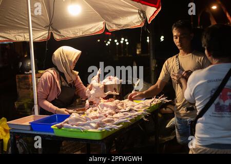 Denpasar, Bali, Indonésie - 17 mars 2023: Vendeurs au Pasar Kumbasari, marché traditionnel à Denpasar, Bali, Indonésie. Banque D'Images