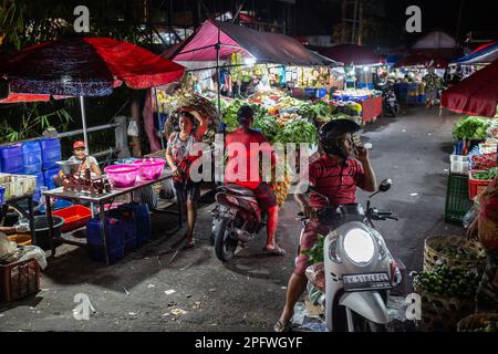 Denpasar, Bali, Indonésie - 17 mars 2023: Vendeurs au Pasar Kumbasari, marché traditionnel à Denpasar, Bali, Indonésie. Banque D'Images