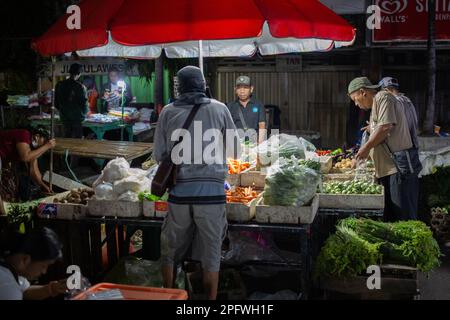 Denpasar, Bali, Indonésie - 17 mars 2023: Vendeurs au Pasar Kumbasari, marché traditionnel à Denpasar, Bali, Indonésie. Banque D'Images