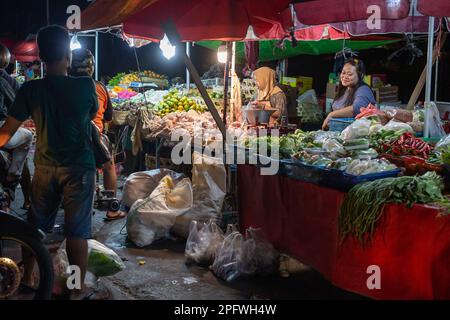 Denpasar, Bali, Indonésie - 17 mars 2023: Vendeurs au Pasar Kumbasari, marché traditionnel à Denpasar, Bali, Indonésie. Banque D'Images