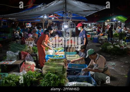 Denpasar, Bali, Indonésie - 17 mars 2023: Vendeurs au Pasar Kumbasari, marché traditionnel à Denpasar, Bali, Indonésie. Banque D'Images