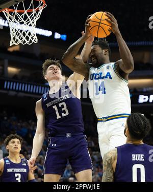 Sacramento, Californie, États-Unis. 18th mars 2023. Northwestern Wildcats garde Brooks Barnhizer (13) fouets UCLA Bruins avance Kenneth Nwuba (14) lors d'un match dans le tournoi NCAA au Golden 1 Centre à Sacramento, samedi, 18 mars 2023. Princeton Tigers bat les Tigers du Missouri 78-63. (Credit image: © Paul Kitagaki Jr./ZUMA Press Wire) USAGE ÉDITORIAL SEULEMENT! Non destiné À un usage commercial ! Banque D'Images