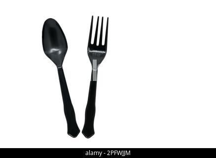 Cuillère et fourchette en plastique noir isolée sur fond blanc, image de la couche plate, cuillère en plastique noir et fourchette pour les plats à emporter. Banque D'Images